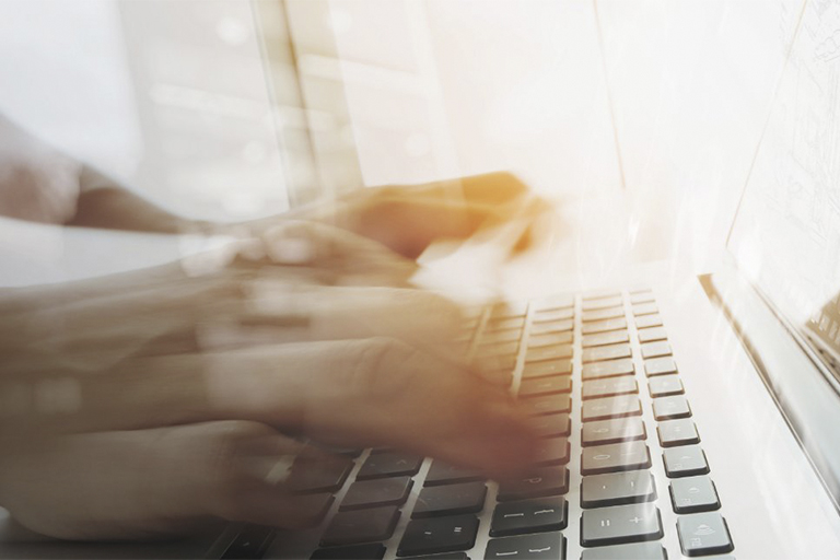 SEO, Search Engine Optimization u Optimización para motores de búsqueda es una práctica de posicionamiento web. Hombre tecleando en un laptop